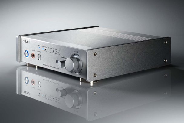 teac-ai-303-02.jpg