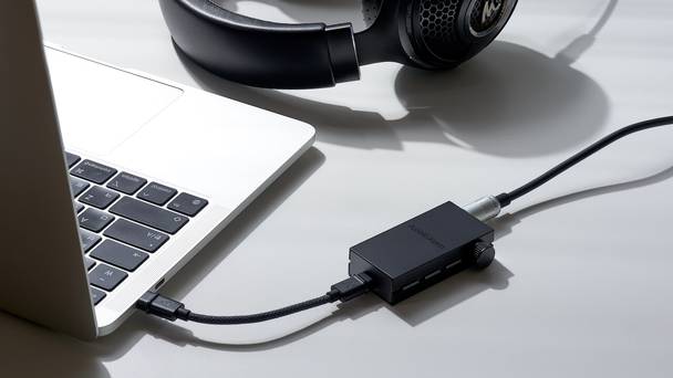 astell-kern-hb1-dac-amp-lifestyle.jpg